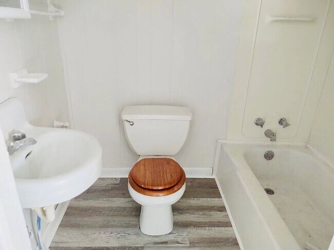 Building Photo - 402 Lamar St