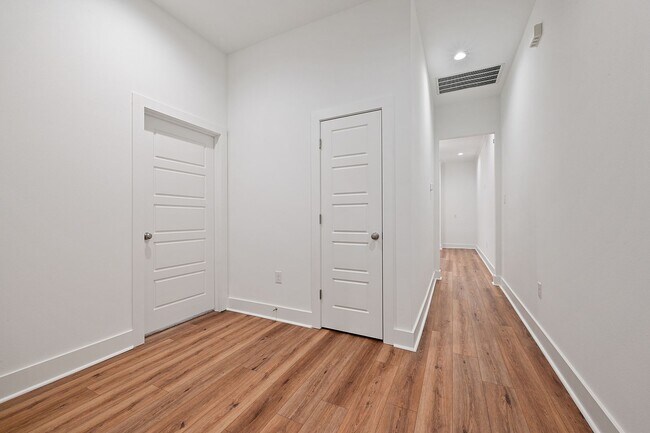 Building Photo - Must see in the heart of Baton Rouge!