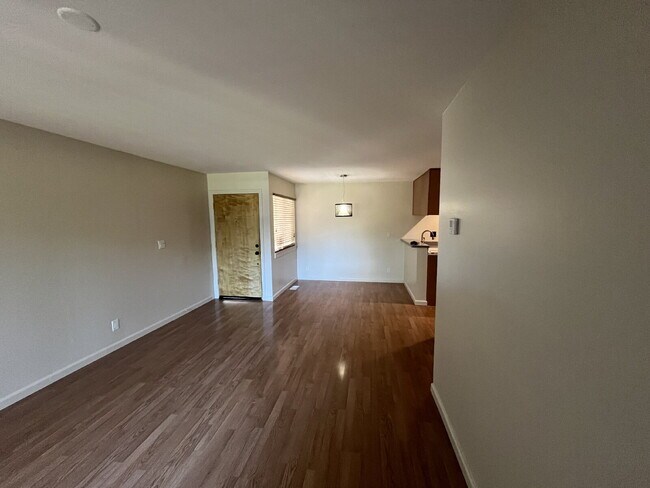 Foto del edificio - Downstairs 2 bedroom unit with parking and a patio