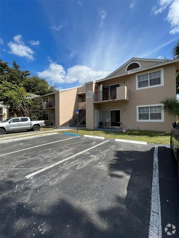 Normandy at Pembroke Lakes Apartments for Rent with Hardwood Floors
