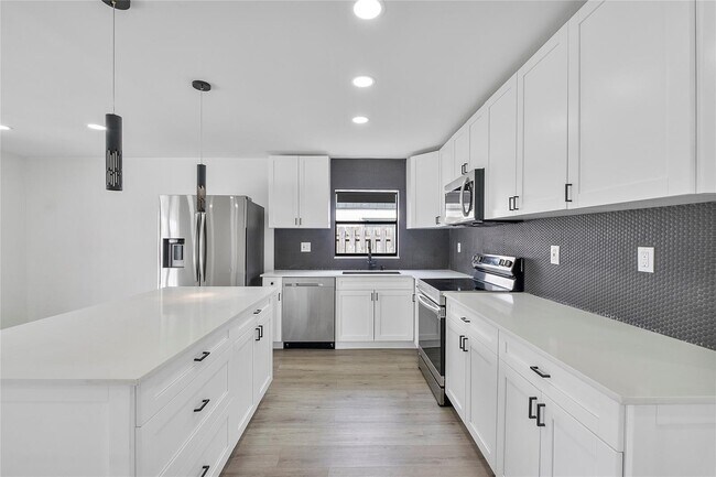 Building Photo - 2416 NW 98th Ln