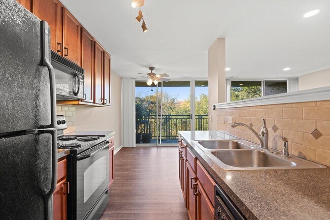 Building Photo - 6000 Oakwood Dr