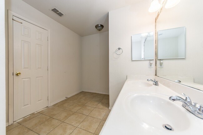 Foto del edificio - 2905 Frontier Ln