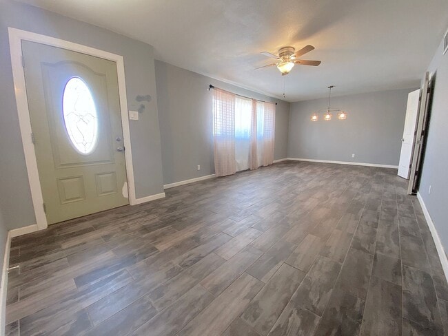 Building Photo - West El Paso 4 bed/2 Bath refrig A/C Home!