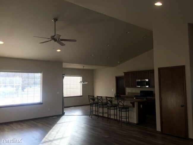 Building Photo - 3 br, 2 bath House - 5400 W Whitman St