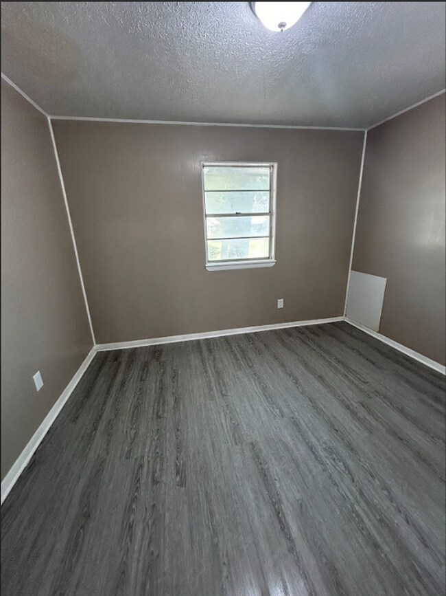 Building Photo - Charming 3 Bed Home