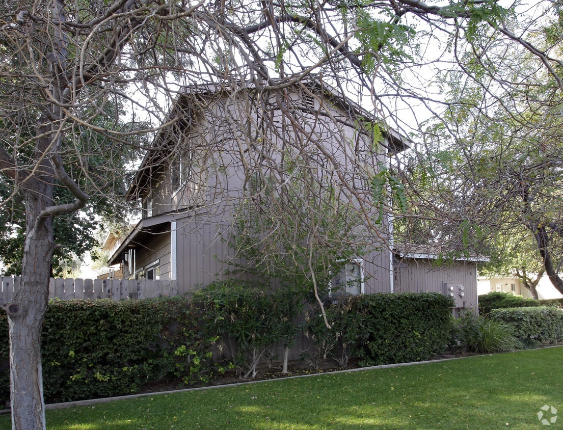 Building Photo - 498 Thomas St