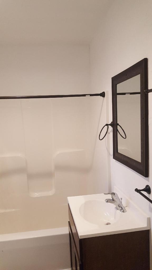 Full Bath - 470 W Whitewater St