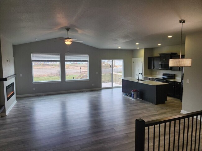 Building Photo - 3420 Linden Dr SW