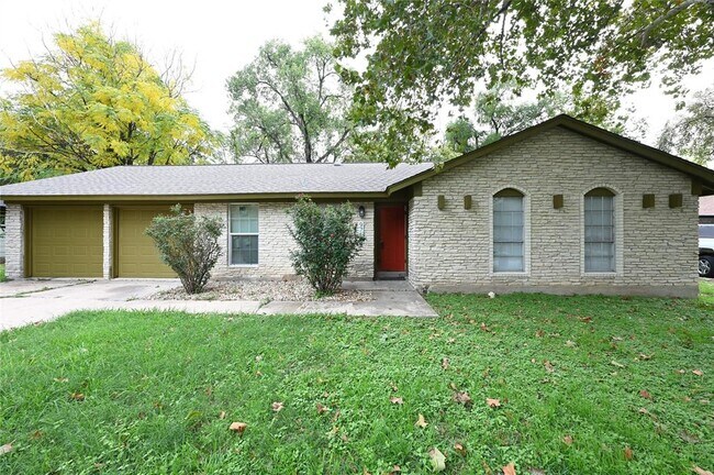 Building Photo - 9715 Oak Hollow Dr