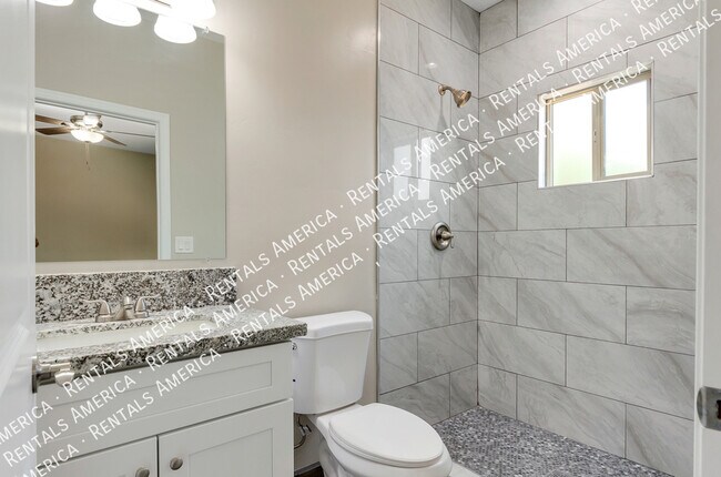 Building Photo - 820 E 35th St