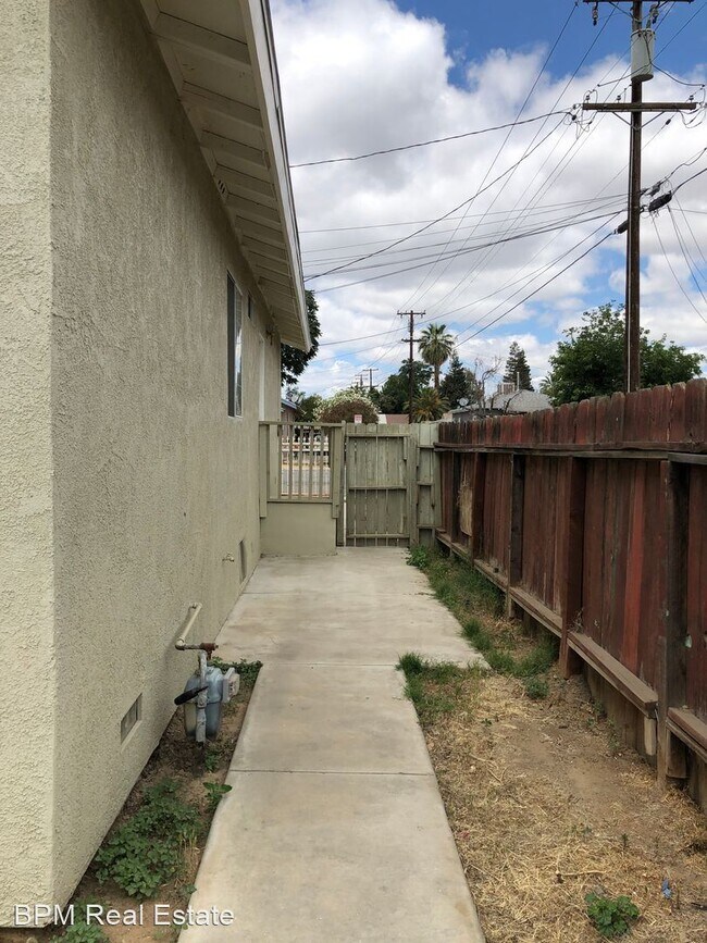 Building Photo - 3 br, 2 bath House - 1211 Tulare St.