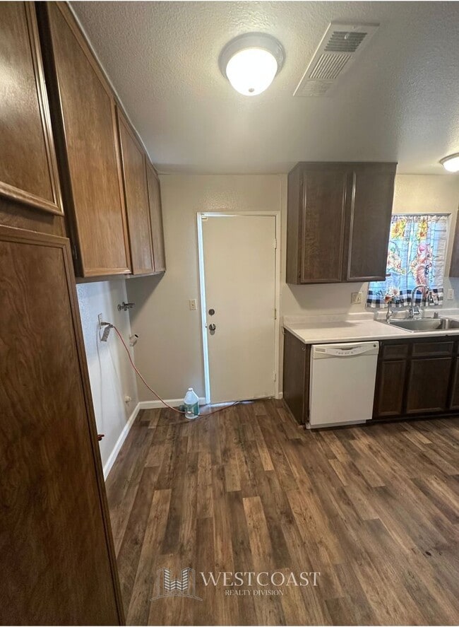 Building Photo - Charming 2 Bed / 2 Bath Home in Hemet – Pet Friendly & HOA Maintained Community!