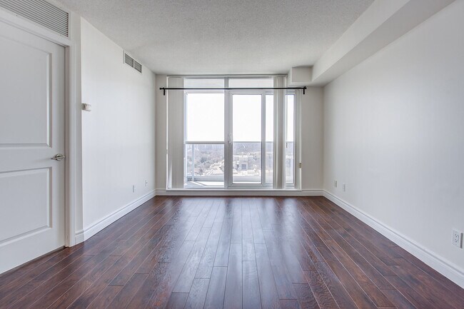 Photo du bâtiment - 4968 Yonge St