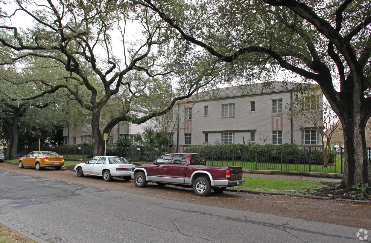 Primary Photo - Avenue Gardens