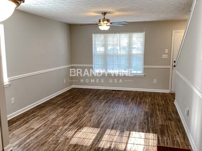 Building Photo - 5695 Meadow Ln