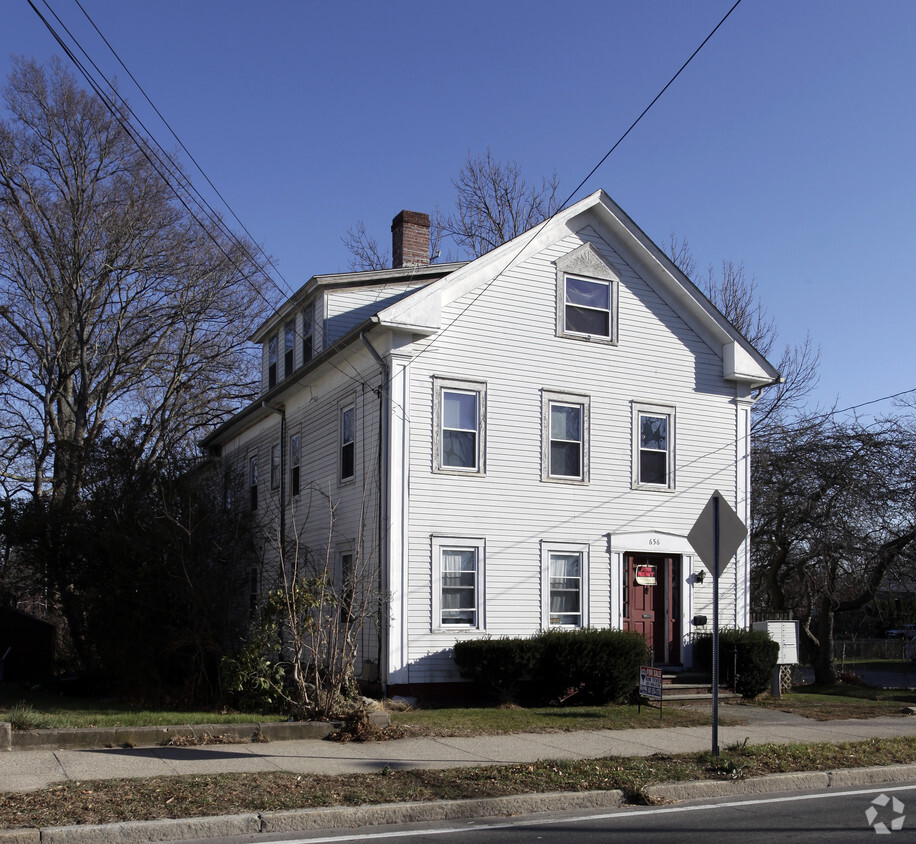 Building Photo - 656 Main St