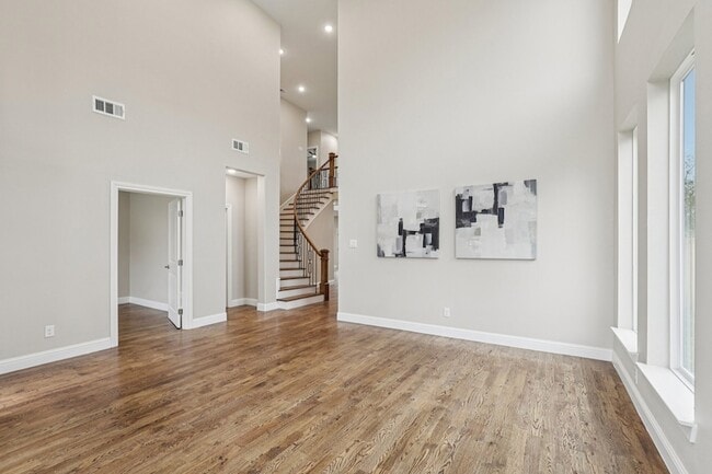Building Photo - 1713 Highland Dr W