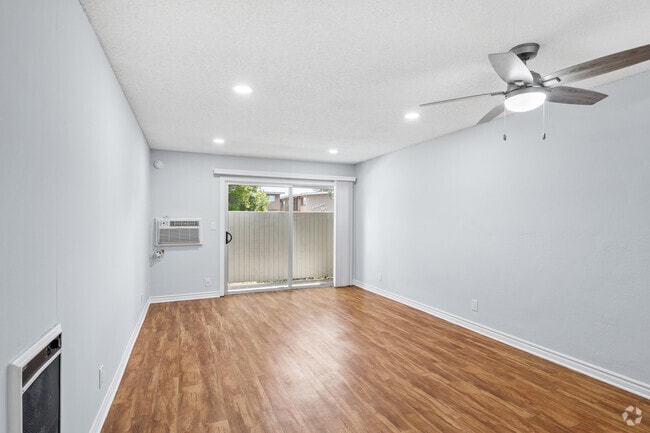 1BR, 1BA - 621SF - Living Room - Woodbriar Apartments