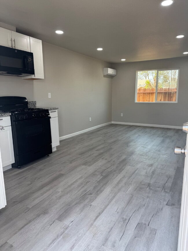 Building Photo - Now Available – Renovated 2 Bed / 1 Bath A...