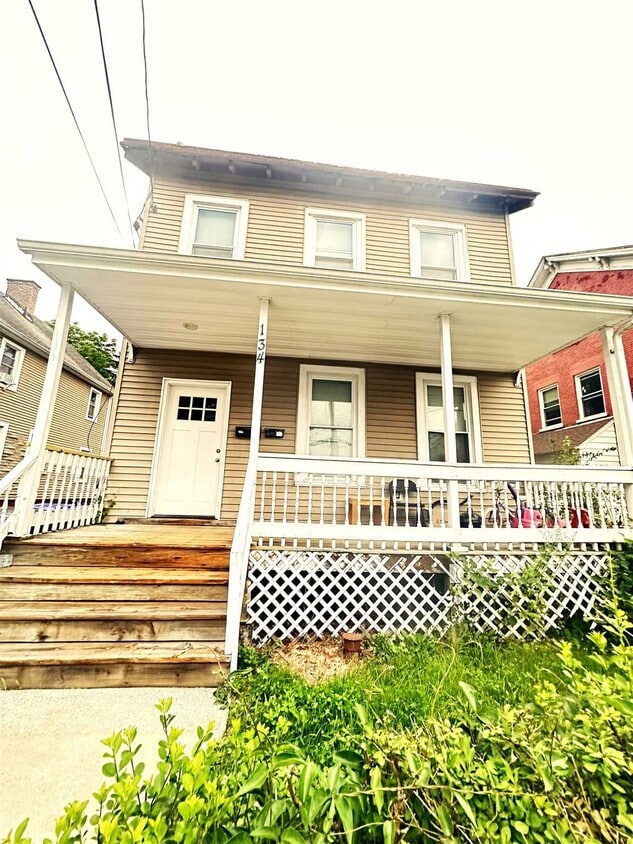 134 Garden St Unit 2, Poughkeepsie, NY 12601 Room for Rent in