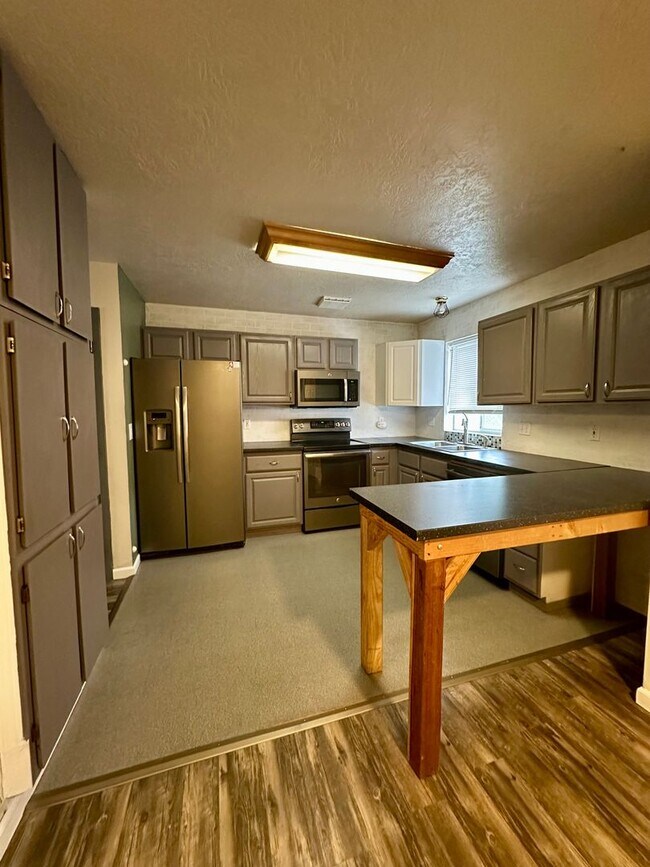Building Photo - Beautiful 3 Bedroom South Hill Home