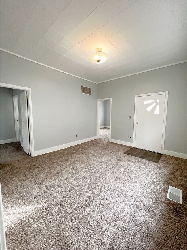 Foto del edificio - 2 Bedroom House W/ Fresh Paint & Carpet!