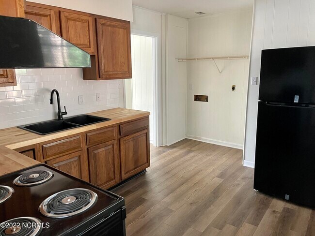 Foto del edificio - 65 McIntyre Rd