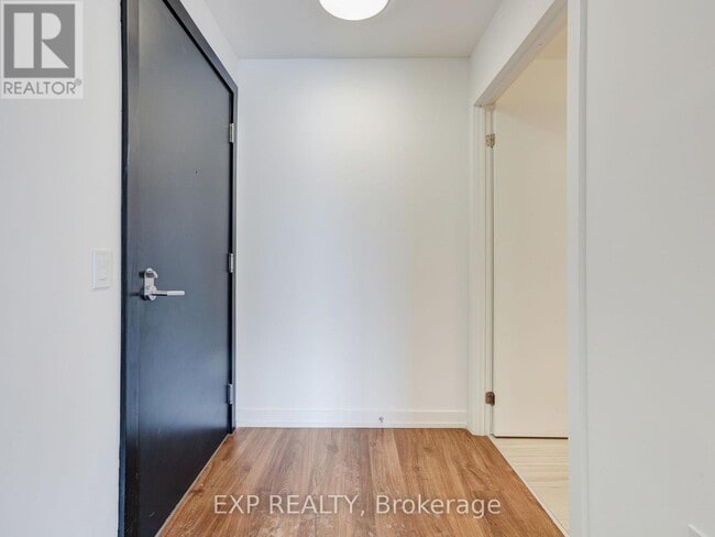 Building Photo - 15 Wellington St S