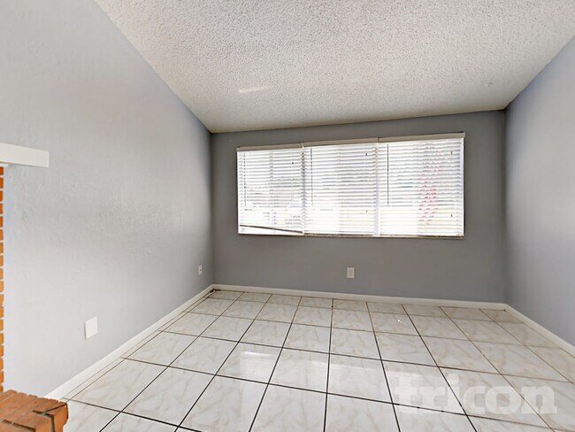 Foto del edificio - 8235 Donaldson Dr