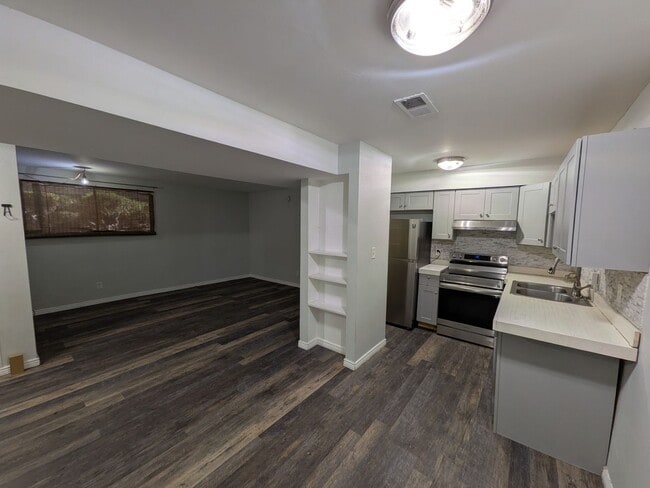 Foto del edificio - Updated Cute studio living