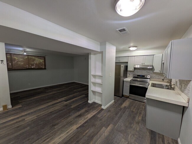 Building Photo - Updated studio living - $500 move-in incen...