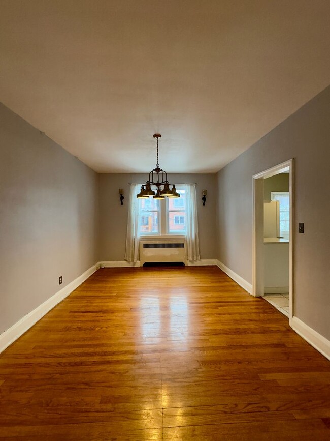 Building Photo - Spacious 3-Bedroom Townhome with Modern Am...