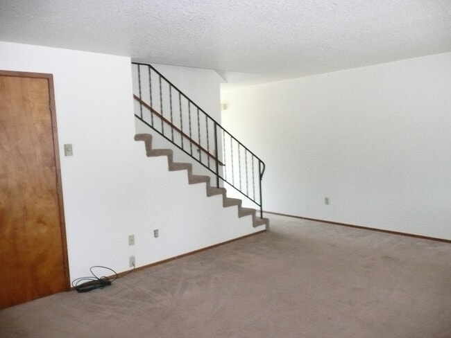 Foto del edificio - 2 Bedroom 1 1/2 Bath Townhouse Near Bethel...