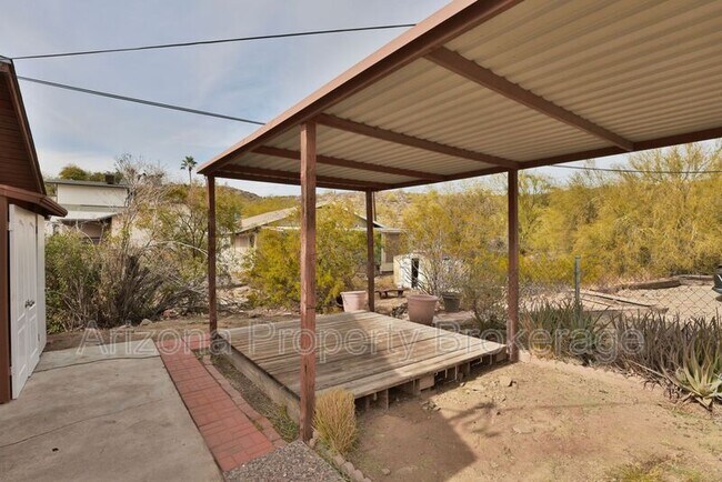 Building Photo - 1442 E Sunnyside Dr
