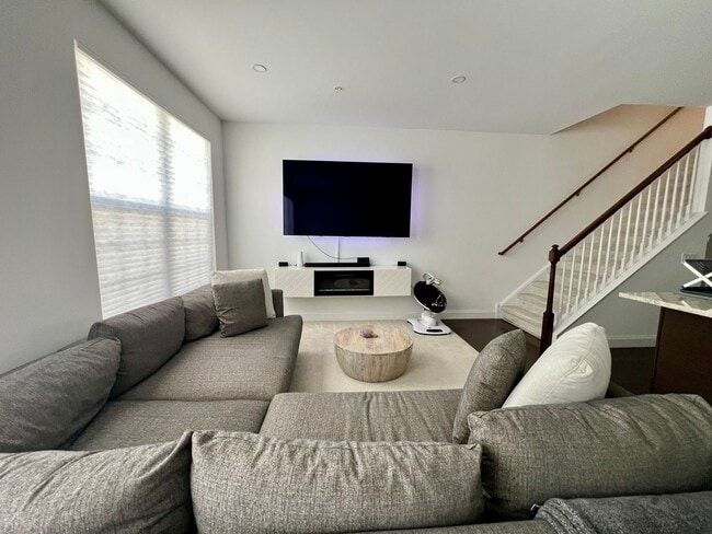 Building Photo - Stunning 3-Bedroom Townhome in Bridgeport!...