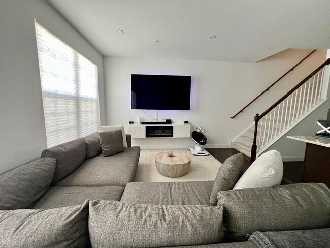 Foto del edificio - Stunning 3-Bedroom Townhome in Bridgeport!...