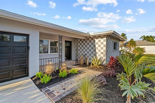 Foto del edificio - 7160 Shore Dr S