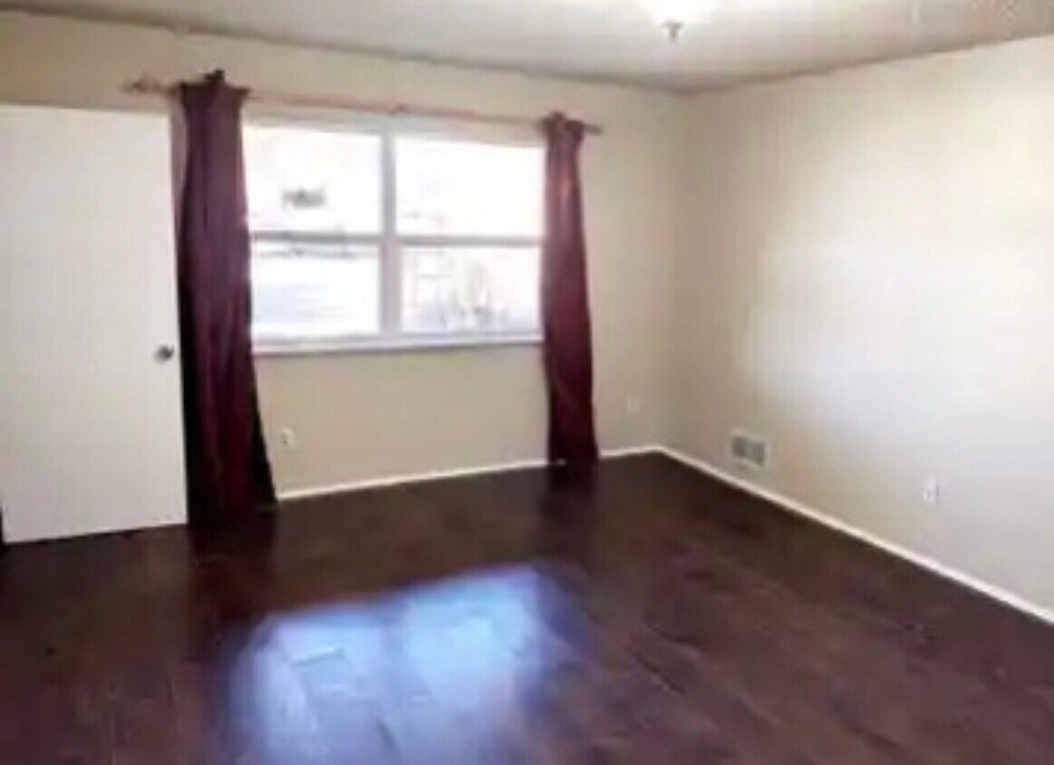 Living space - 8912 Bellehaven Ave NE