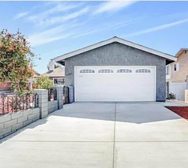 Building Photo - **Amazing 4 bedroom 3 bathroom Home coming...