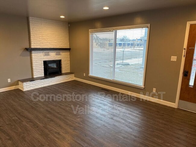 Building Photo - 647 8th Ave SW