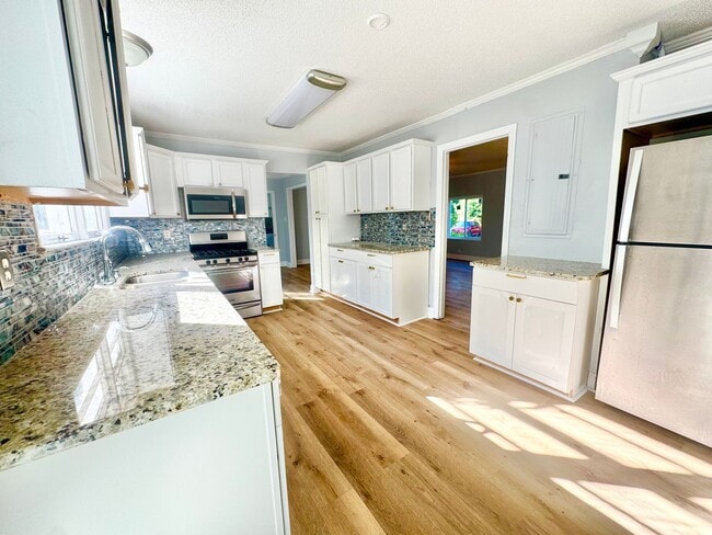 Building Photo - 1st month FREE!!! Midway Home Offering lots of space!!