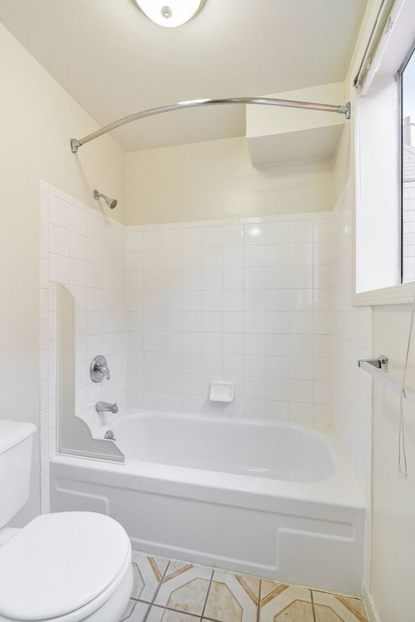 Building Photo - Spacious Top Floor 3BD/1BA with On-Site Wa...