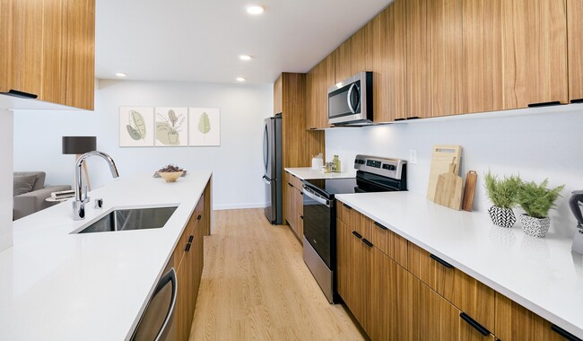 This bright and spacious kitchen blends form and function - 707 Leahy