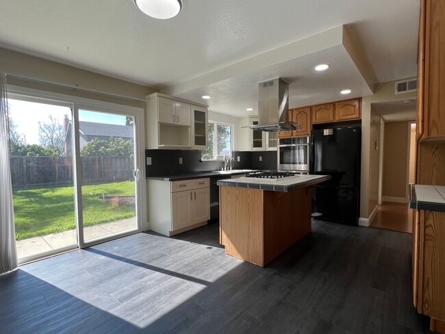 Foto del edificio - Bright 4 Bedroom 2.5 Bath Home in Milpitas