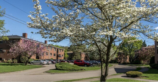 Foto del edificio - 1-Bedroom H & HW + Parking * Newton Riverside MBTA GL-D