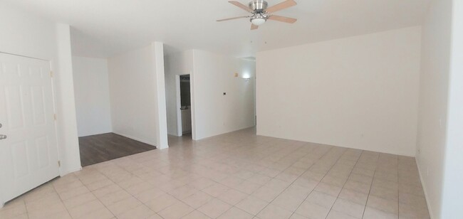 Building Photo - BEAUTIFUL 3BED with DEN 2BATH FLOORPLAN LO...