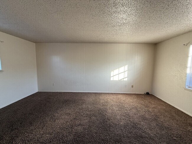 Foto del edificio - 1021 Pleasant Valley Ln