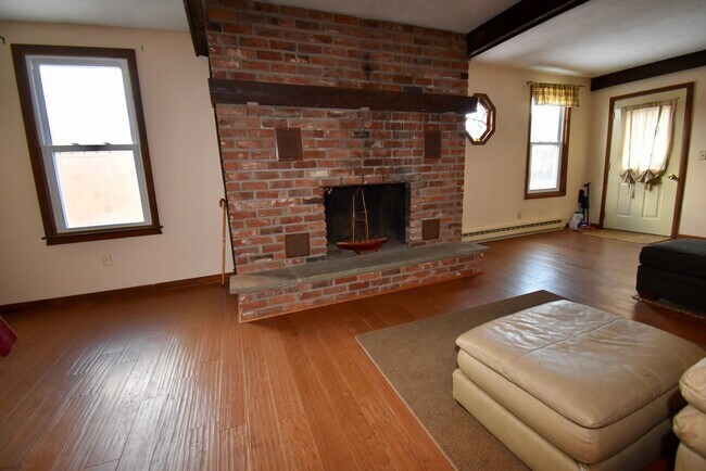 Building Photo - 47 Ferris St