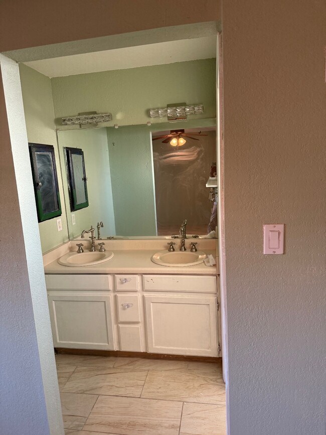 Foto del edificio - 2668 W 12th Pl